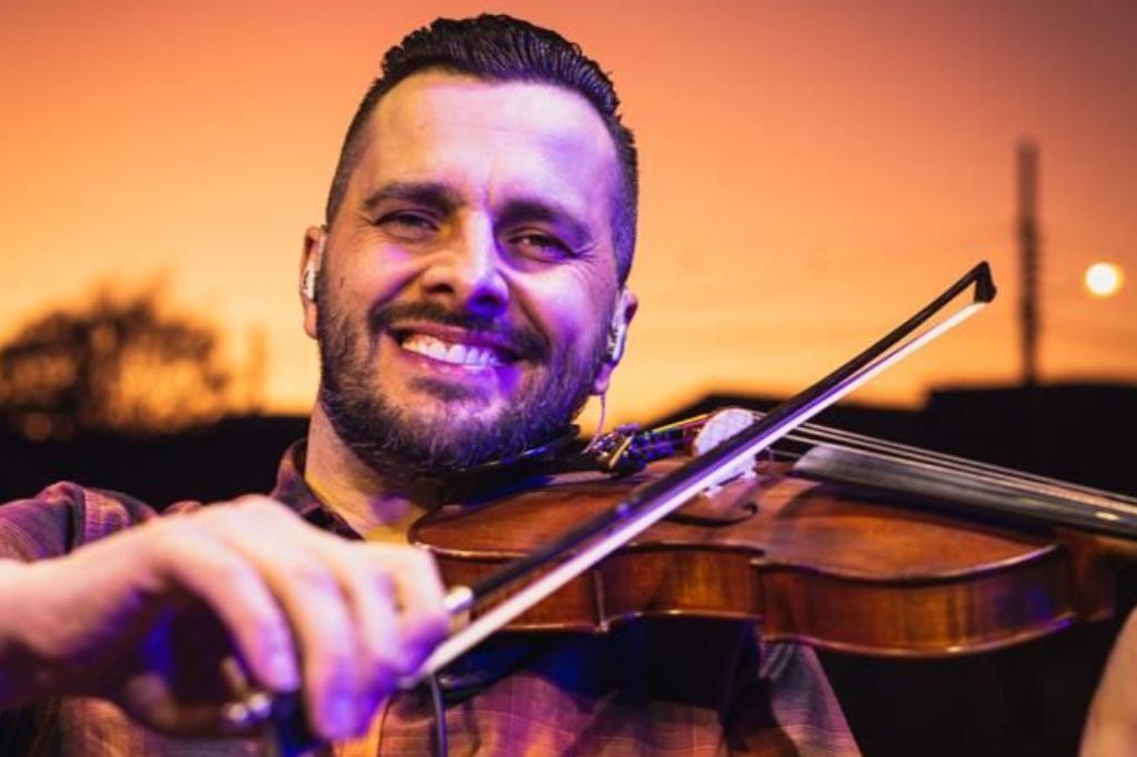 Violinista Simão Wolf encerra turnê 2024 com shows gratuitos no litoral catarinense