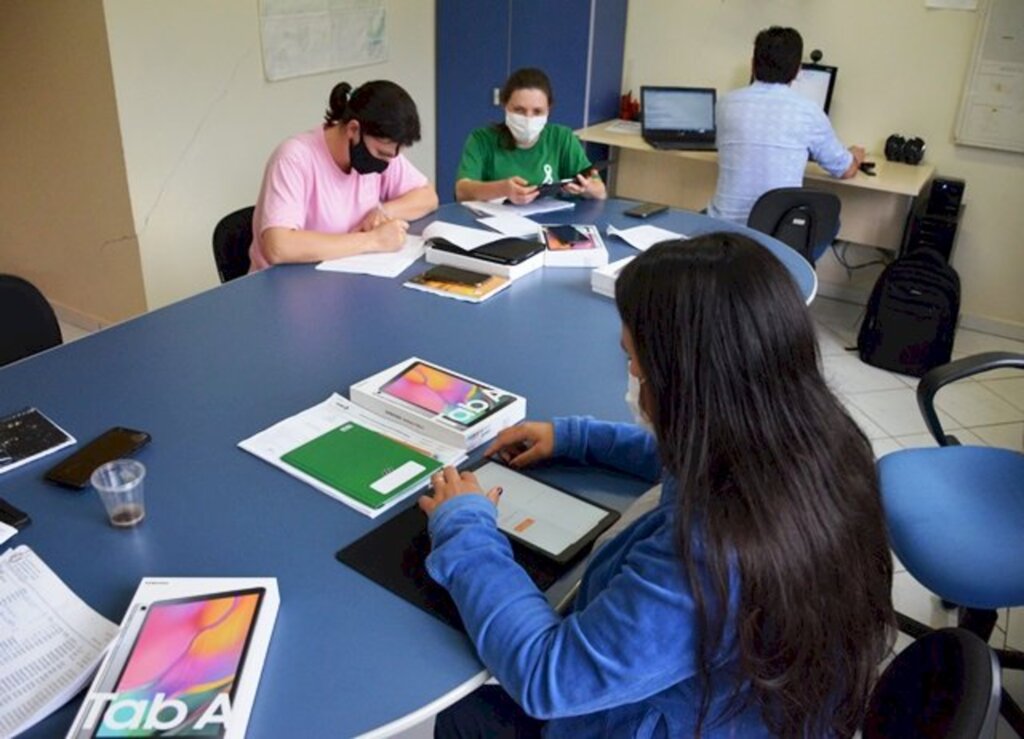 Entrega de tablets à agentes de saúde