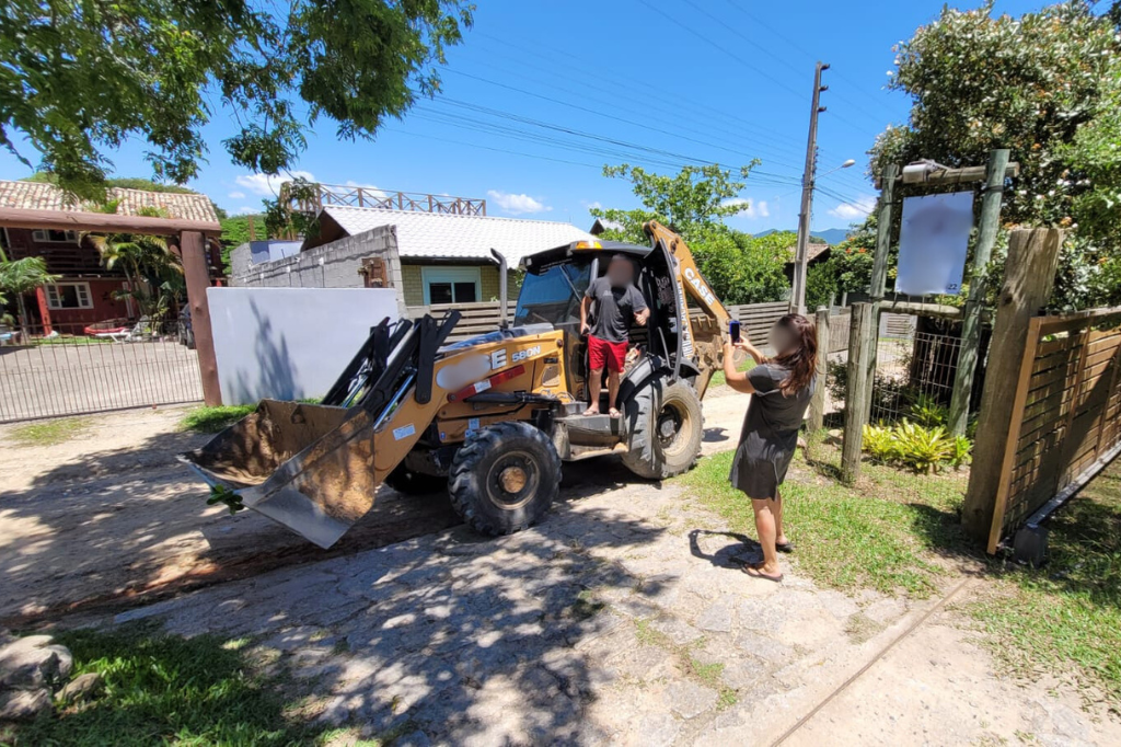 Precisaram agir; moradores da Praia do Rosa criam vaquinha e contratam máquinas para arrumar rua