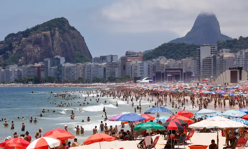 Sol movimenta praias do Rio, e noite de Réveillon não deve ter chuva