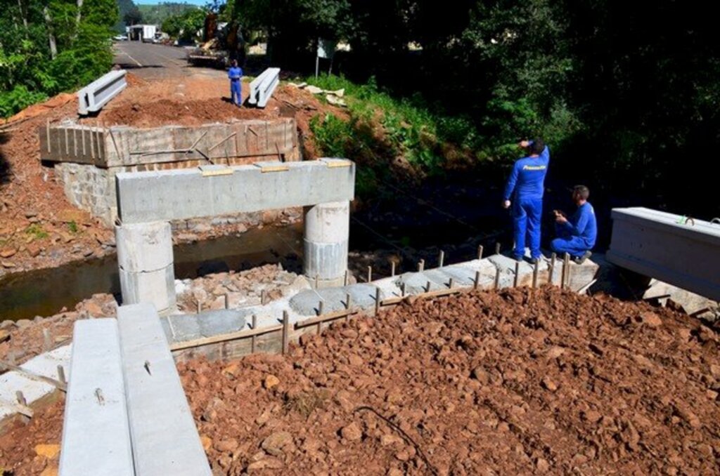 Ponte em fase de construção