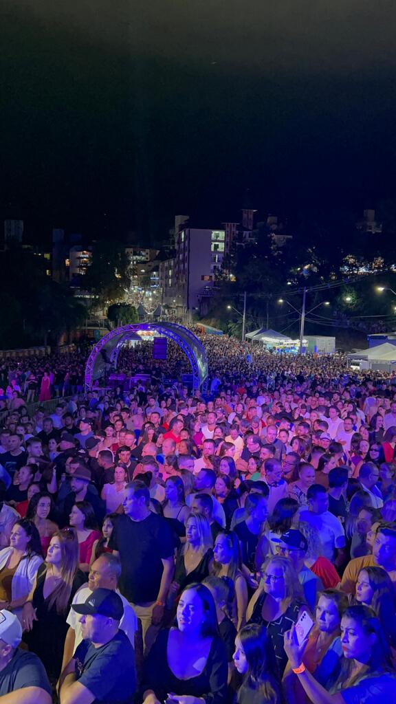 ZEZÉ DI CAMARGO E LUCIANO ENCANTAM PÚBLICO NA ABERTURA DO RÉVEILLON 2025 EM PIRATUBA