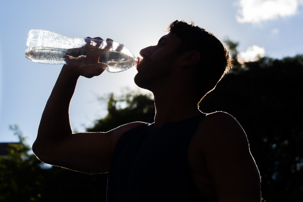 Dois litros de água por dia: verdade ou mito? Endocrinologista explica como calcular a quantidade ideal e alerta para outros cuidados