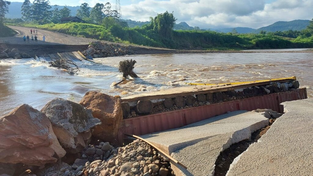 Ponte de contêineres é destruída no Rio Grande do Sul