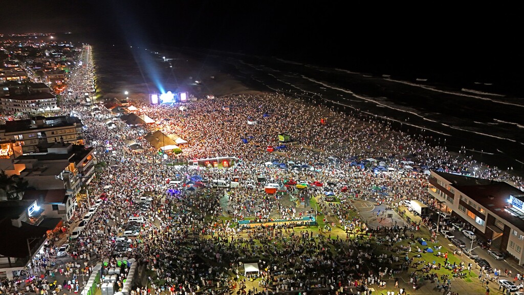 MILHARES DE PESSOAS CELEBRARAM O MAIOR RÉVEILLON DO RIO GRANDE DO SUL EM TORRES