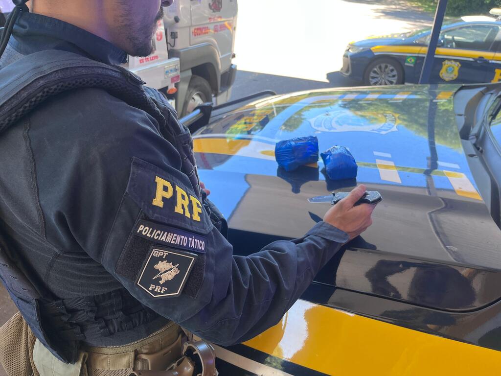 PRF apreende cocaína em compartimento oculto de veículo transportado por guincho em Santa Maria