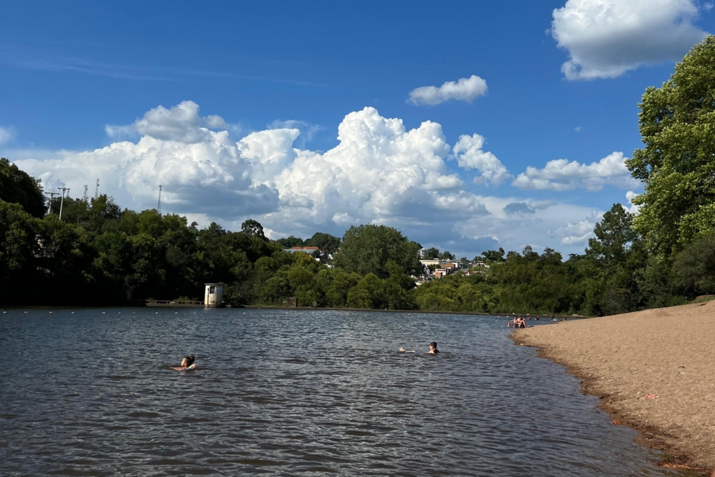 ⛱️ Temperaturas elevadas levam veranistas até balneário da região; conheça onde fica