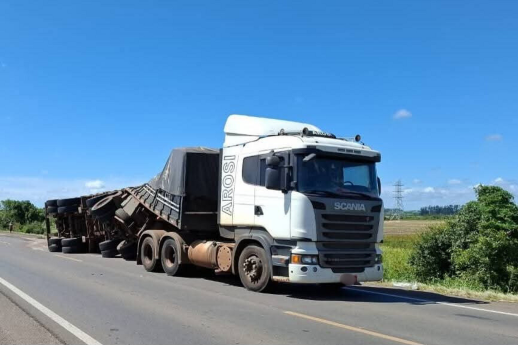 Carroceria de carreta emplacada de Santa Catarina tomba na BR-392, em São Sepé