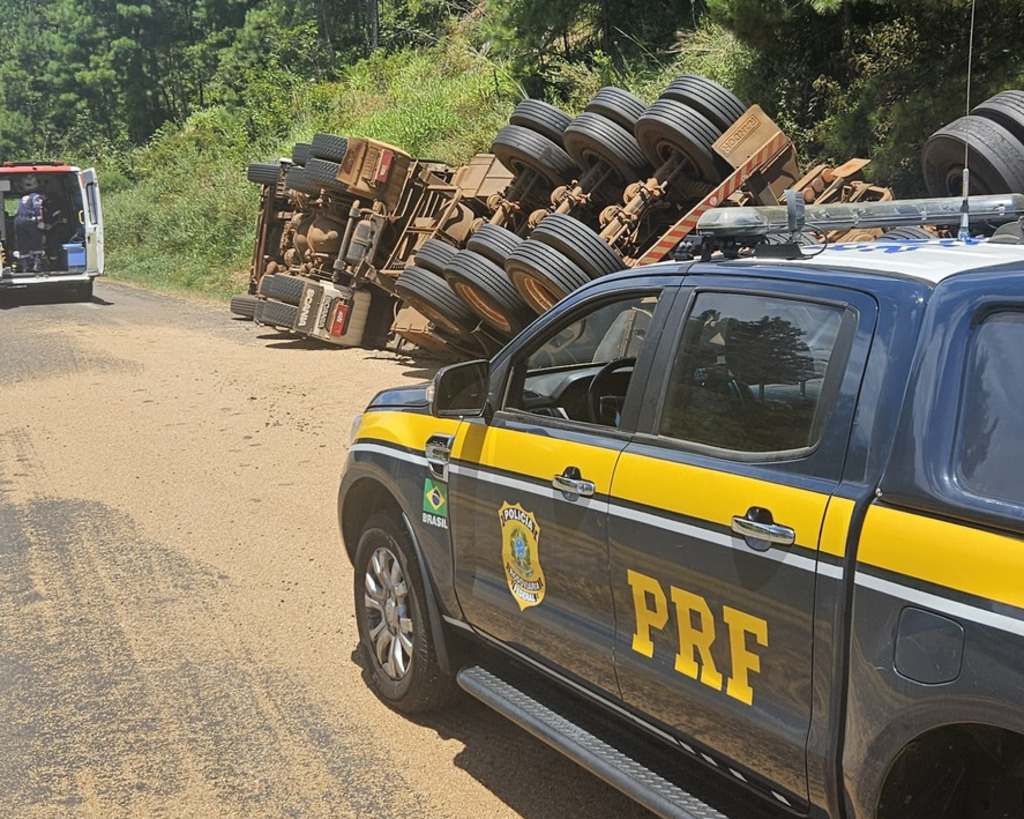 Carreta tomba e sai da pista na BR-287 em Jaguari