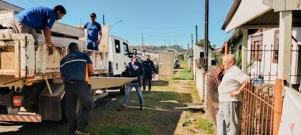 Sábado marcado pela distribuição de telhas aos moradores atingidos pelo temporal em Lages