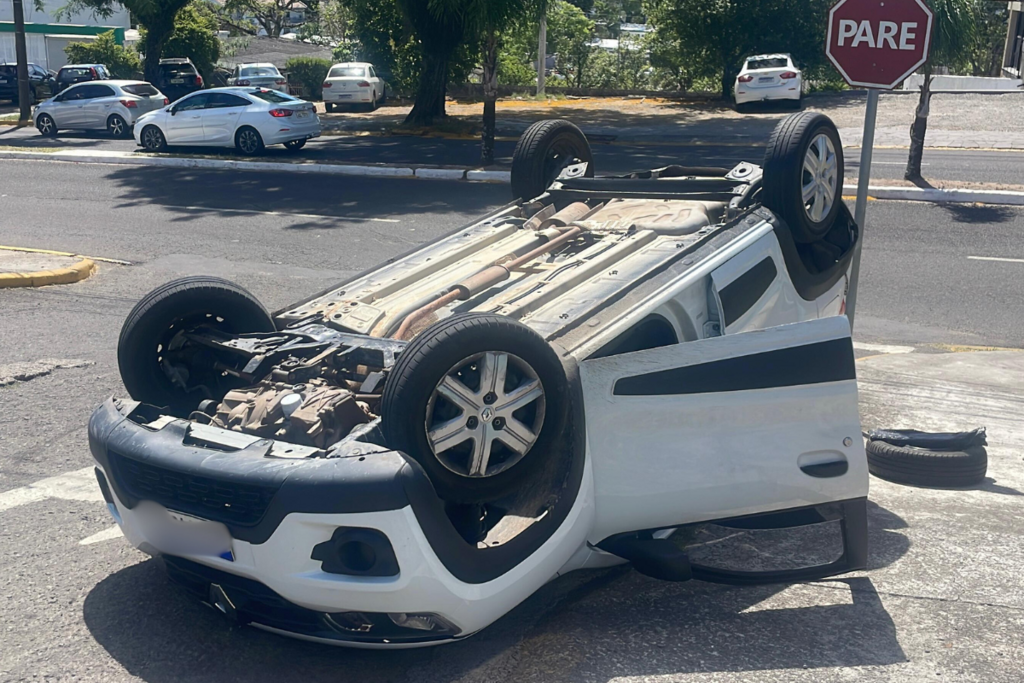 Veículo capota após colisão em esquina da Avenida Medianeira em Santa Maria