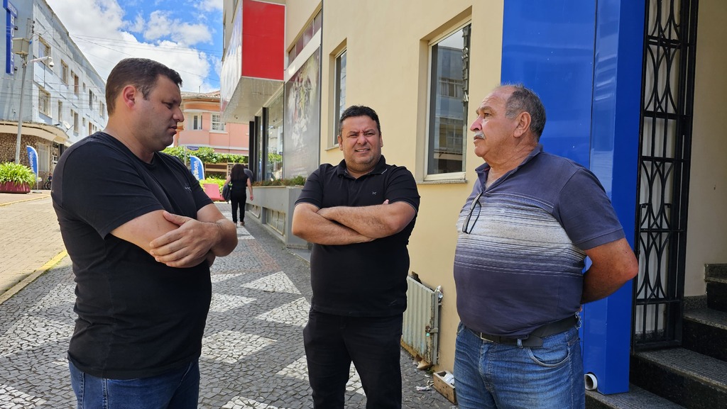 Prefeito Dorinho, Vice Fernando Costa e Secretário de Obras debatem cronograma de obras no programa “Prefeitura em Ação”