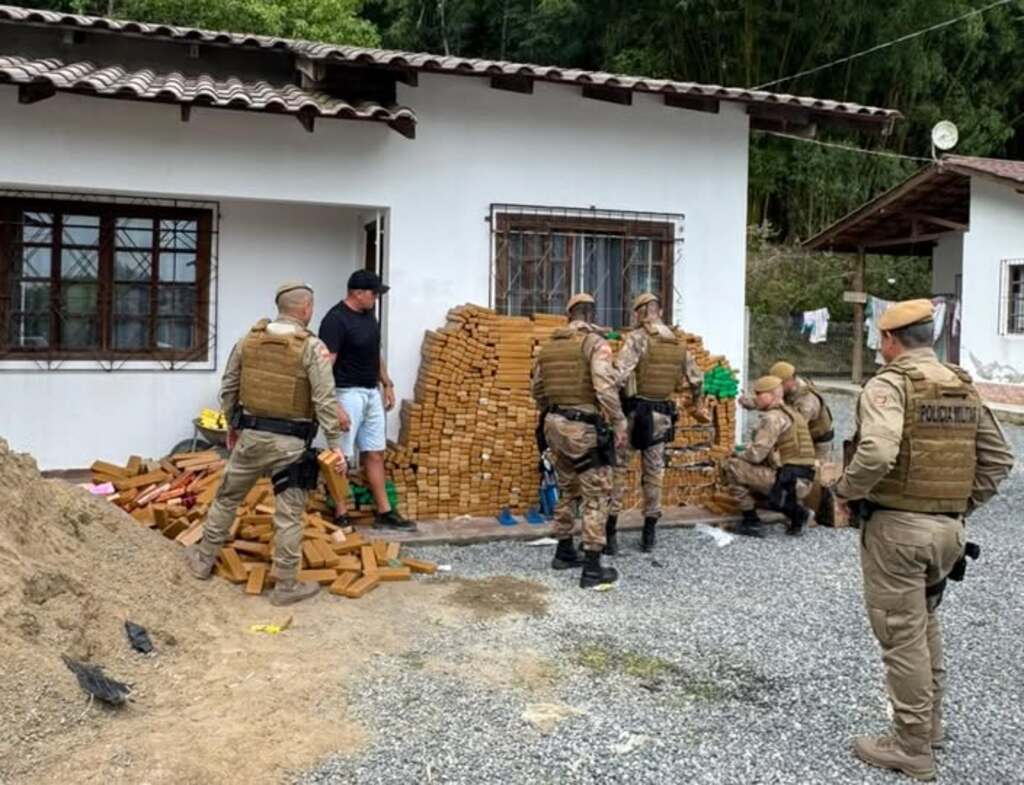 Casa no meio do nada em pacata cidade de SC era armazém de R$ 10 milhões em drogas
