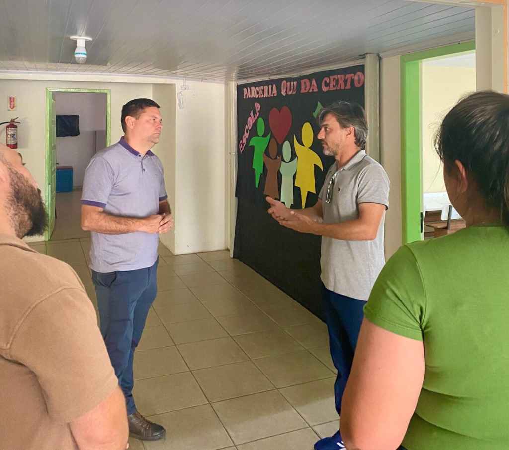 PREFEITO ALEX E VICE ISMAEL VISITAM OBRAS E CONVERSAM COM OS MORADORES