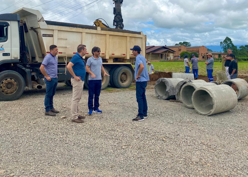 PREFEITO ALEX E VICE ISMAEL VISITAM OBRAS E CONVERSAM COM OS MORADORES