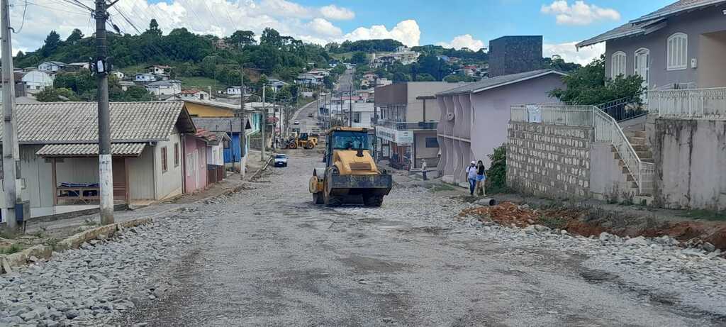 Reparos e melhorias estão sendo executadas na Rua Frei Rogério