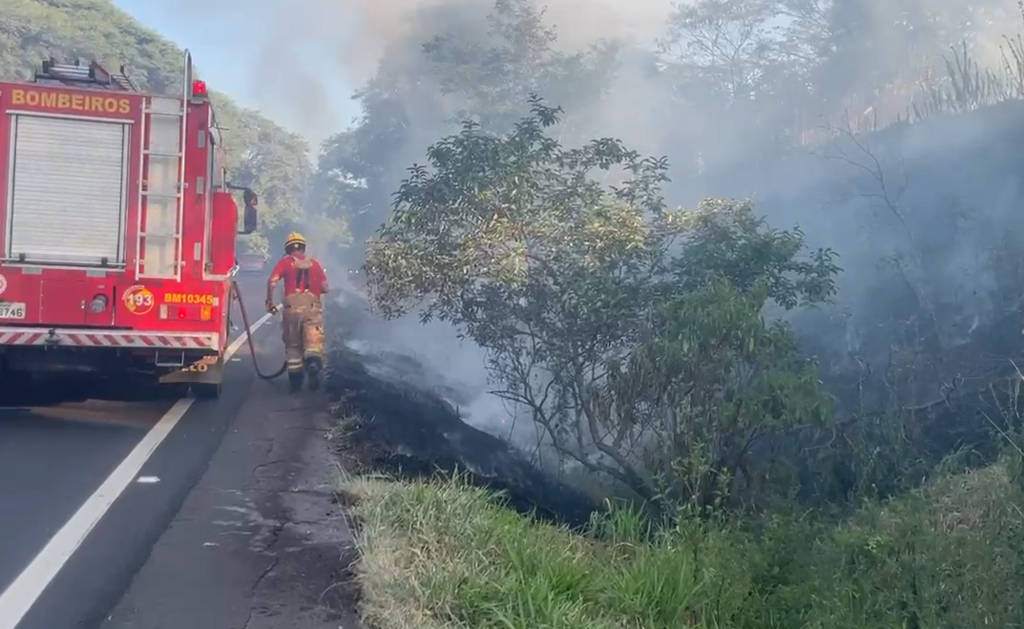 Três focos de incêndio são registrados em mesmo trecho da Faixa Nova de Camobi nesta quinta