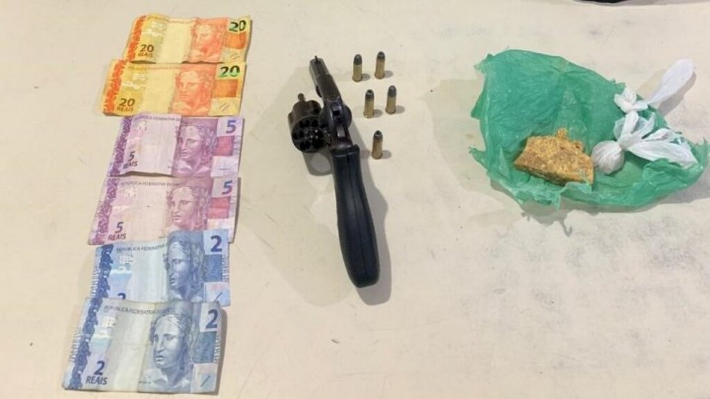 PM APREENDE ARMA DE FOGO, MUNIÇÕES E DROGAS EM SANTA ROSA DO SUL