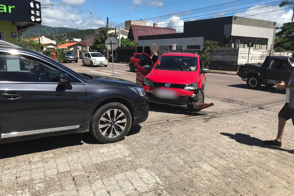 Foto: Redação RSC - Colisão entre dois veículos no centro de Garopaba