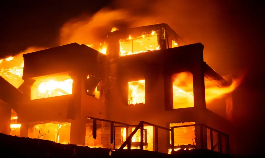 Colinas nos arredores de Los Angeles são engolidas pelo fogo