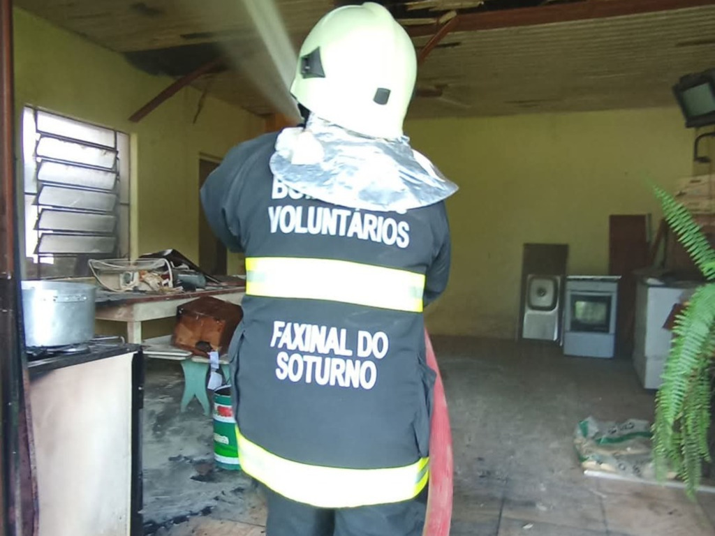 Incêndio em botijão de gás danifica parte de cozinha de residência em Faxinal do Soturno