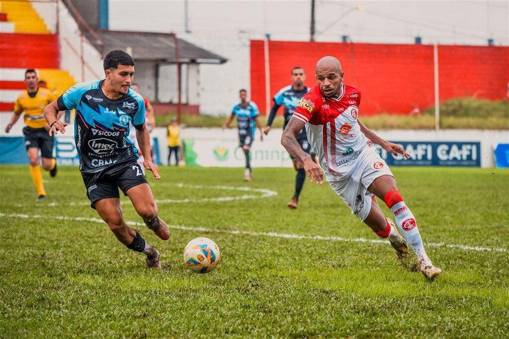 Foto: Renata Medina (Inter-SM) - Atacante Jarro (à direita) tem vínculo com o Inter-SM e foi emprestado ao Monsoon para jogar o Gauchão