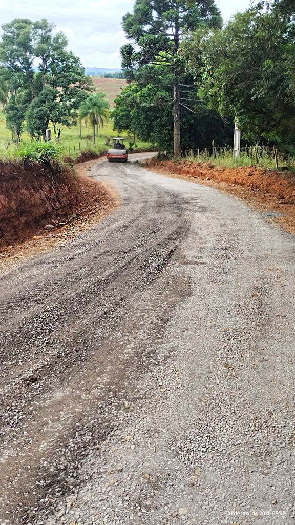 Prefeitura de Capinzal através da Secretaria de Infraestrutura realiza benfeitorias na estrada de interligação as localidades de Barro Preto e Praia Bonita