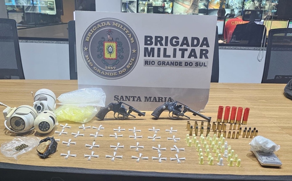 Dupla é detida por tráfico de drogas e porte ilegal de armas em Santa Maria