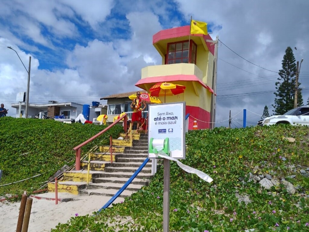 Placas educativas são instaladas em praias de São Francisco do Sul com Bandeira Azul para conscientização ambiental