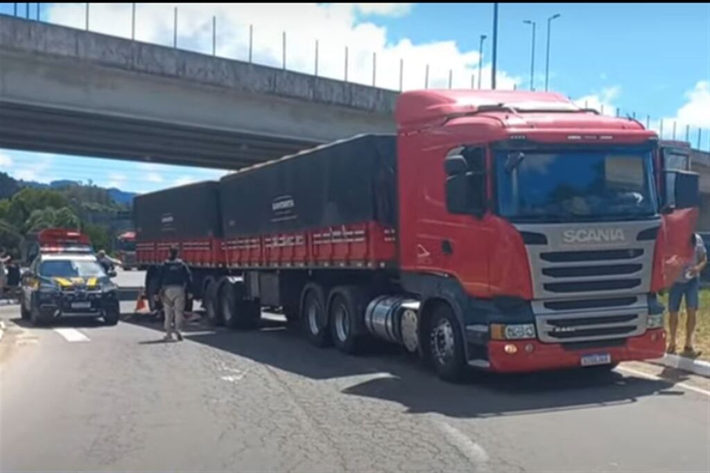 Ciclista morre em acidente com caminhão no Trevo do Castelinho, em Santa Maria