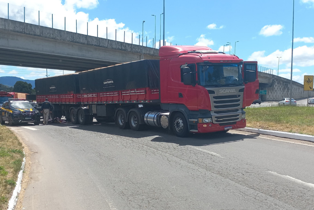 Ciclista morre em acidente com caminhão no Trevo do Castelinho, em Santa Maria