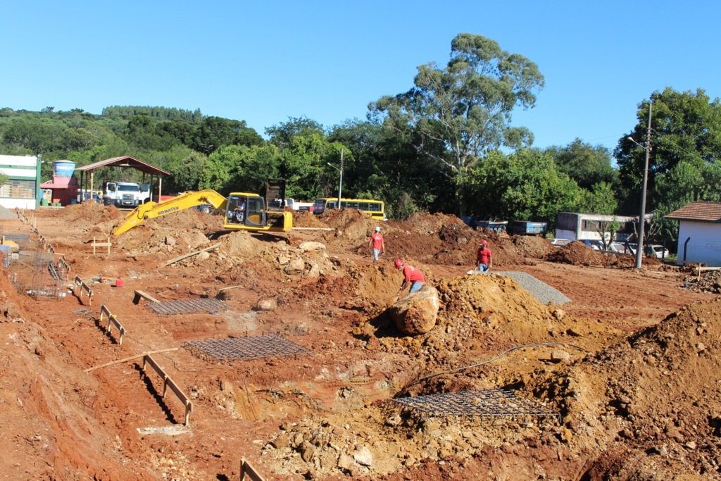 Iniciam obras da nova garagem