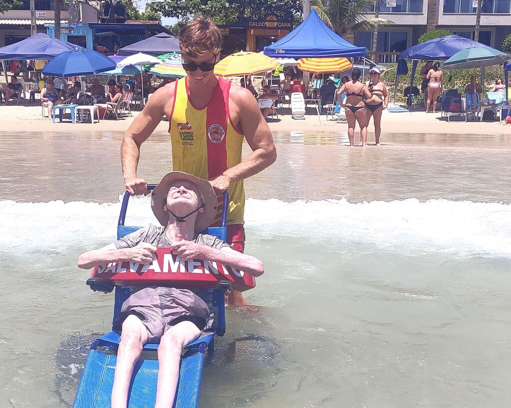 Seu Ademir realiza sonho e toma primeiro banho de mar aos 69 anos em Santa Catarina