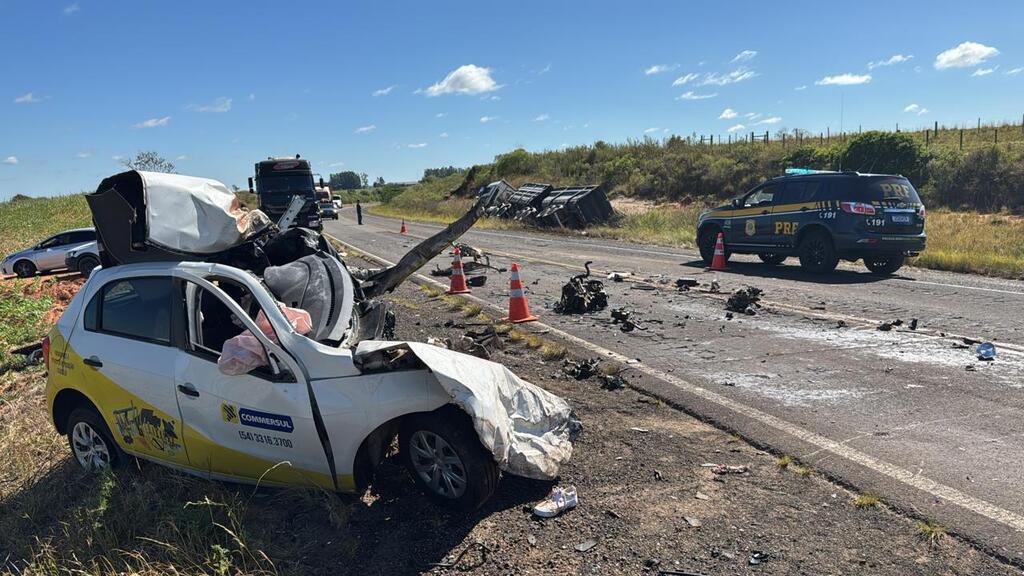 Foto: PRF (Divulgação) - Motorista de veículo de empresa de Passo Fundo, de 26 anos, morreu na manhã desta segunda-feira ao colidir em caminhão na BR-158, em São Gabriel