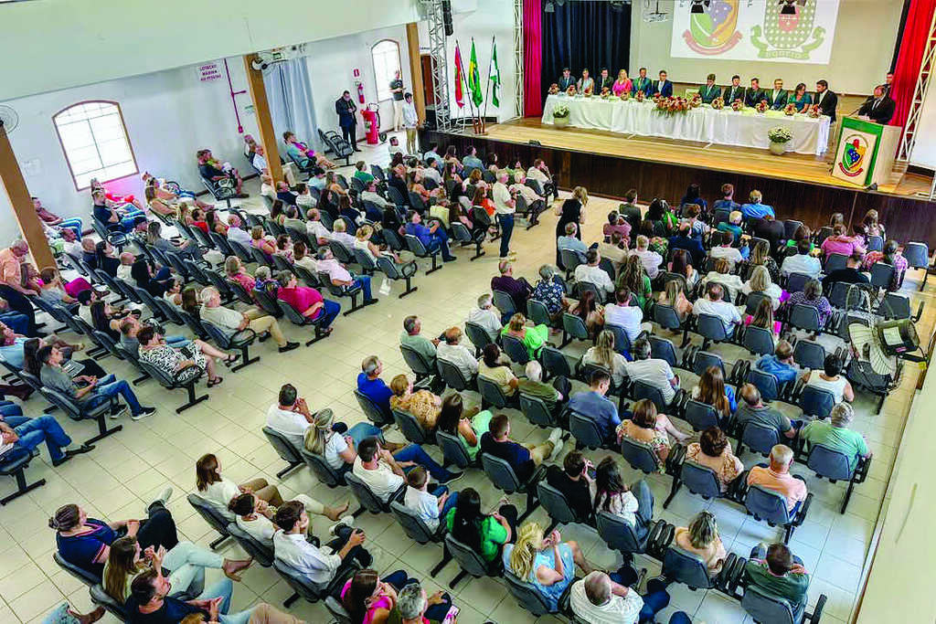 Cerimônia de posse e transmissão de cargo marca novo ciclo em Rodeio com Nei