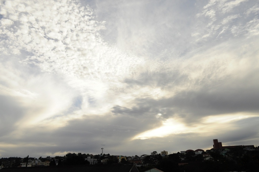 Sol com chances de pancadas de chuva nesta quinta-feira (23)