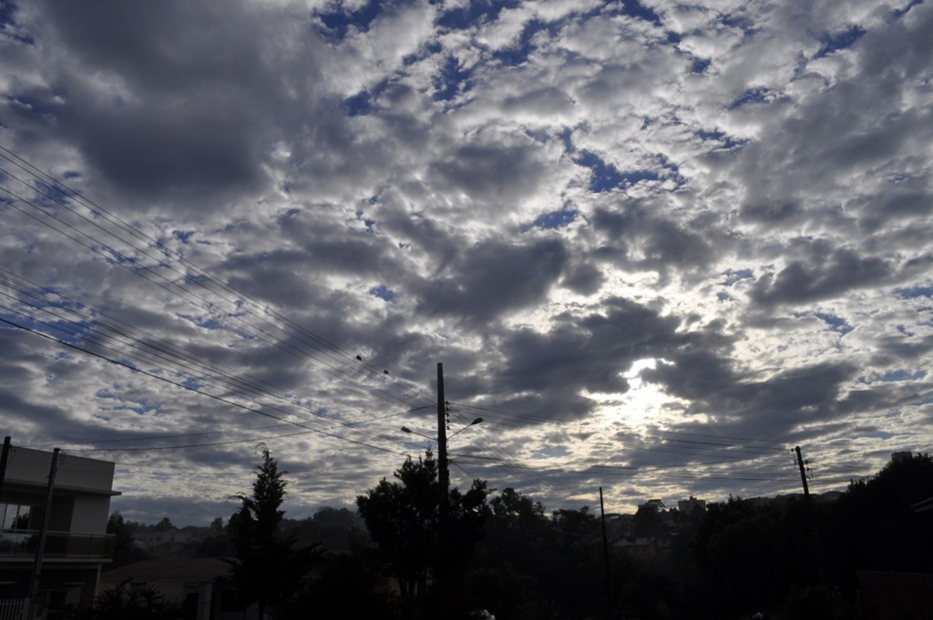 Sábado é de sol entre nuvens