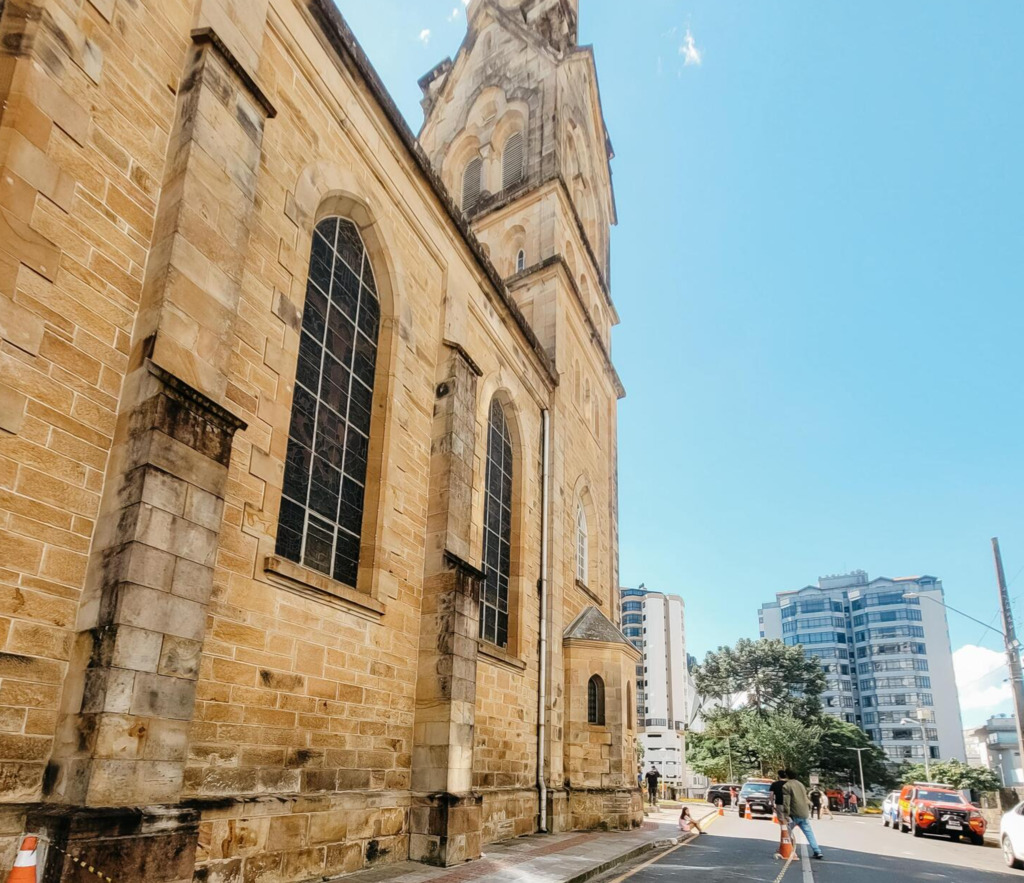 Catedral Diocesana receberá tapume de madeira após desprendimento de parte da fachada