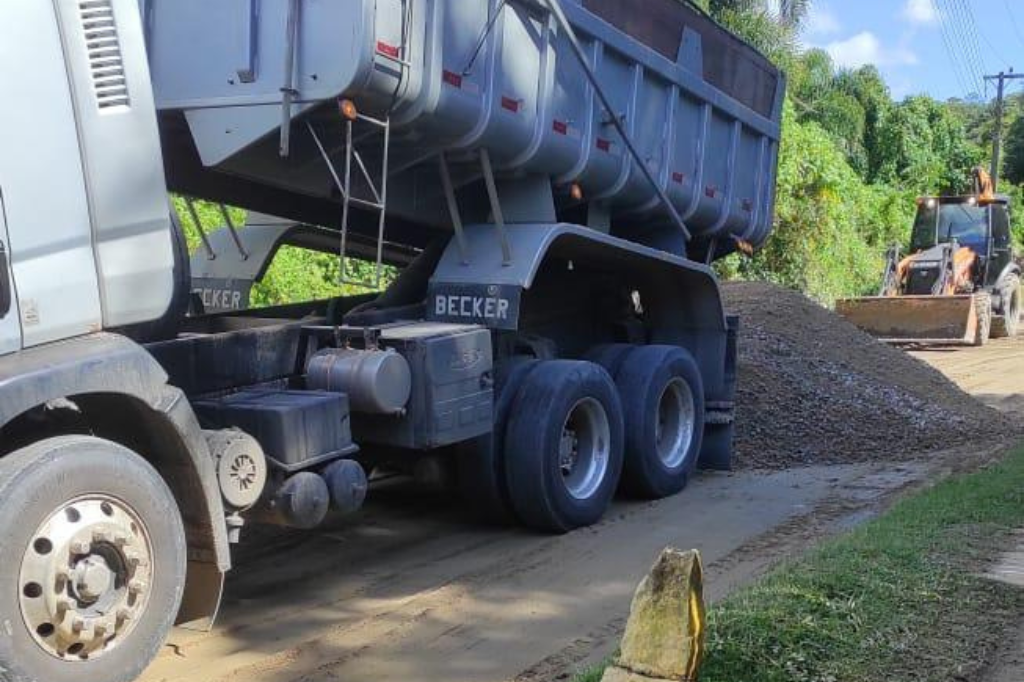 Não deu para esperar mais; moradores de Ibiraquera dividem valor e contratam serviços para manutenção da via