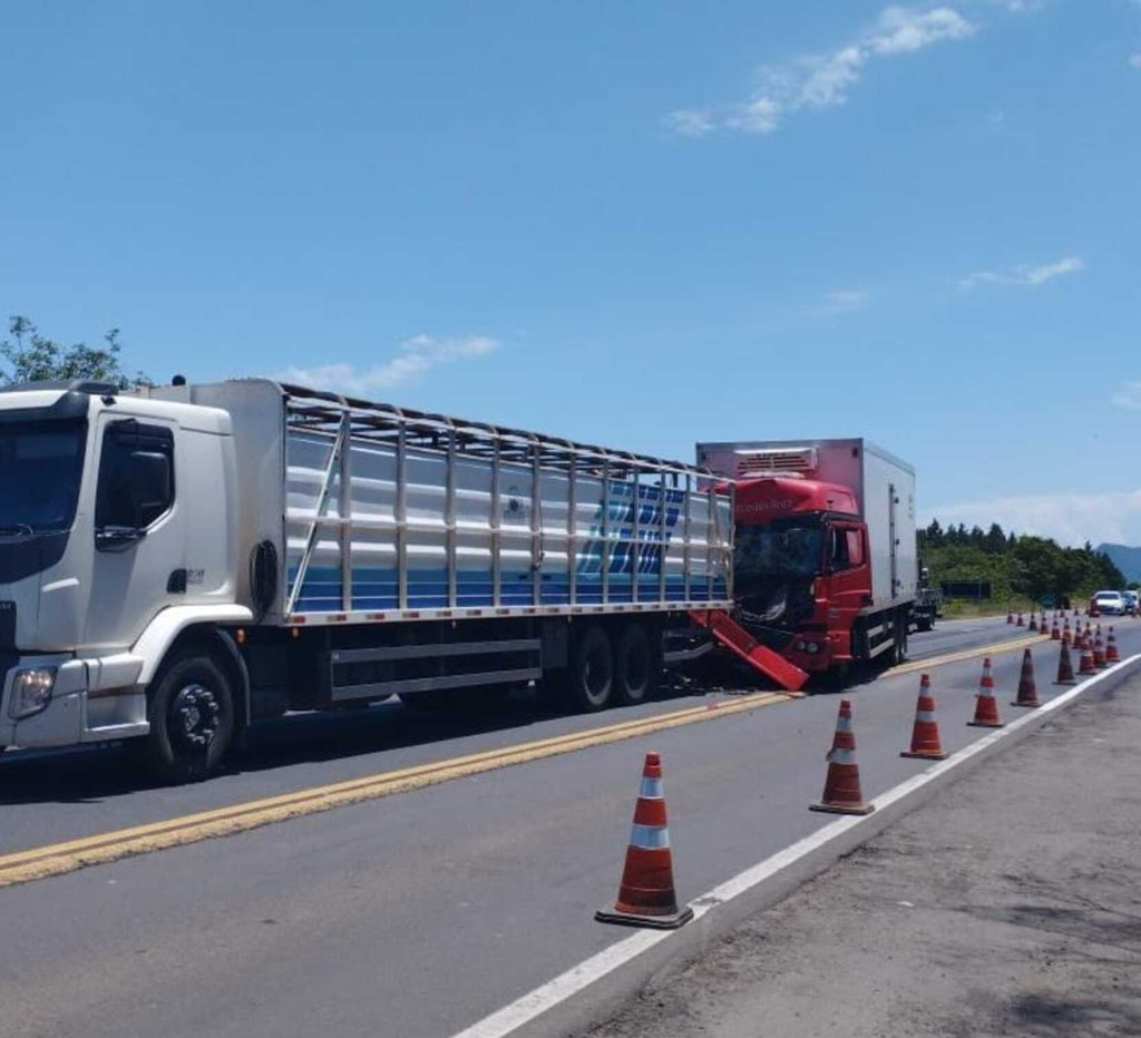 Caminhões colidem na RSC-287 perto da Base Aérea de Santa Maria