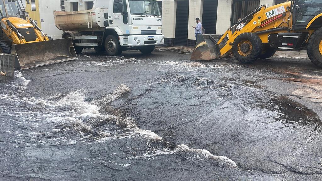 VÍDEO: adutora rompe e causa alagamento na Rua Sete de Setembro