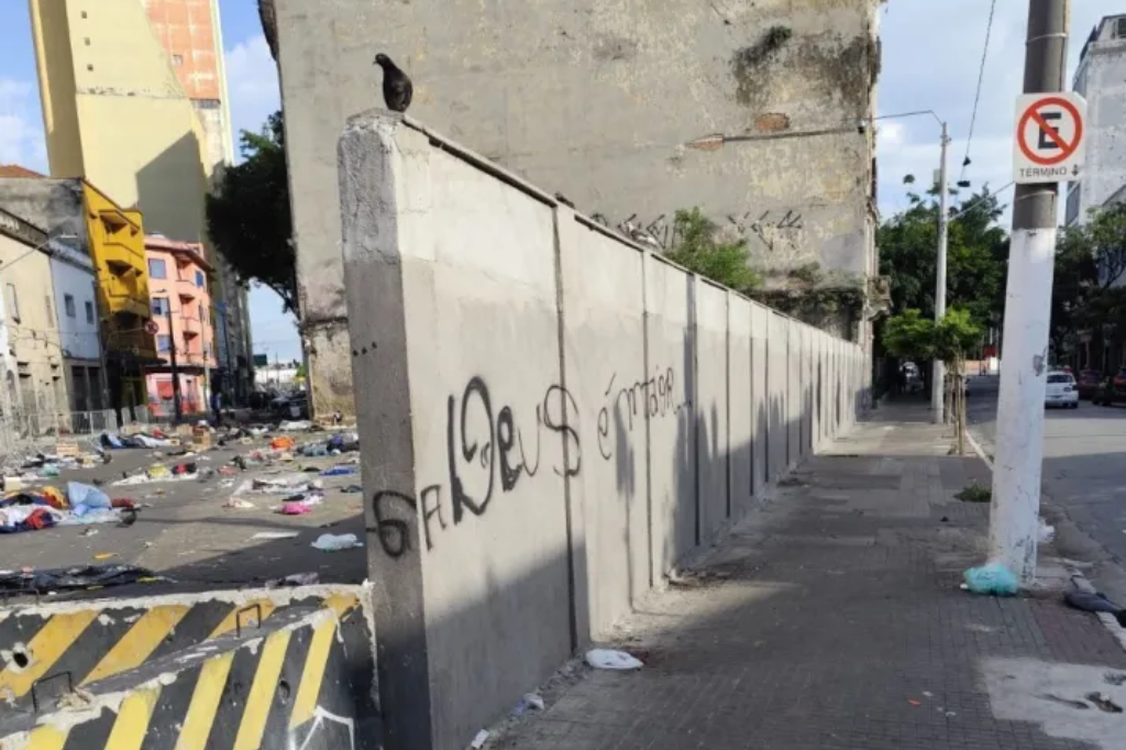 Muro de 40 metros isola Cracolândia em São Paulo e gera polêmica