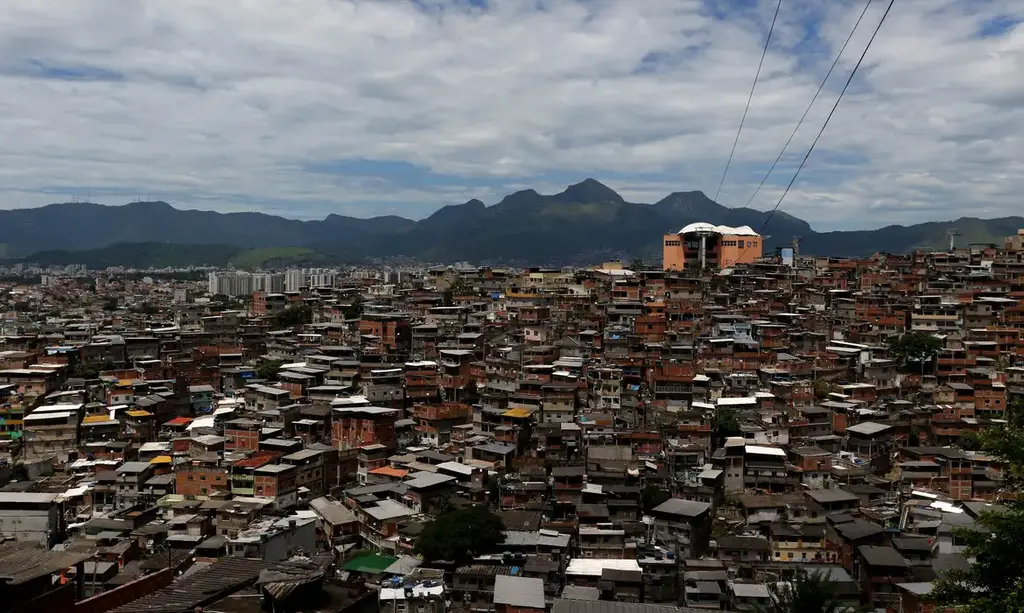 Polícia do Rio combate em dois morros caixinha de facção criminosa