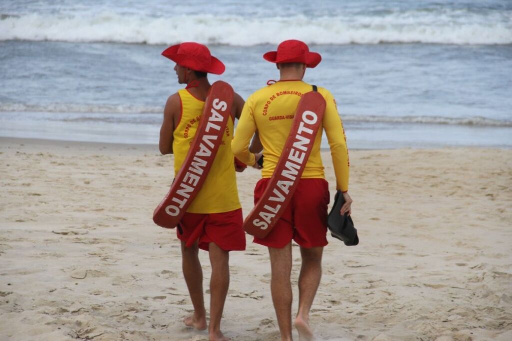 Aumento nos salvamentos e ocorrências de crianças perdidas marcam temporada no Litoral de Santa Catarina