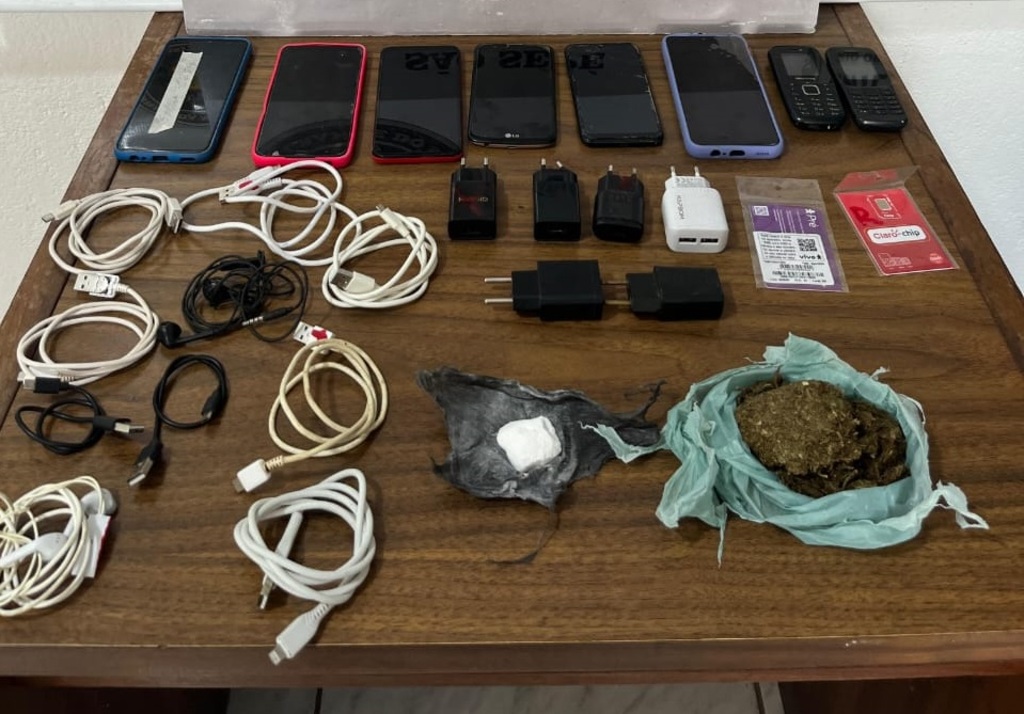 Foragido é preso após arremessar celulares e drogas para dentro de presídio