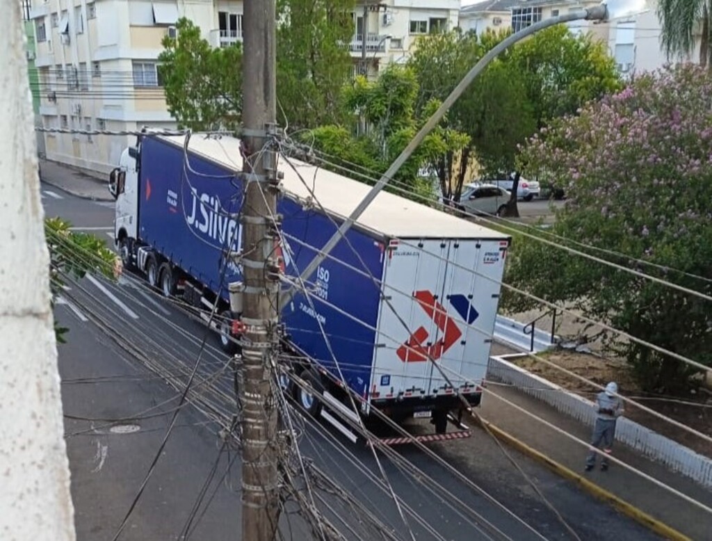 Caminhão bate em poste e deixa ruas do centro de Santa Maria sem luz