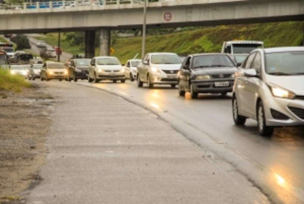 Uso obrigatório de farol baixo em rodovias