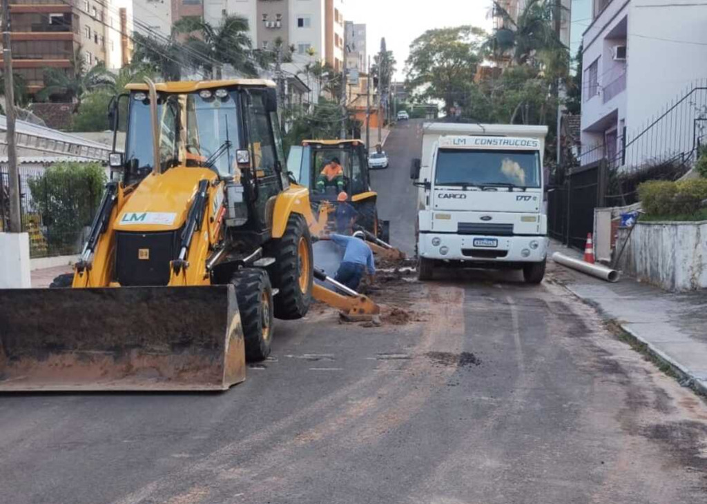 Cano de água se rompe no Bairro Nossa Senhora de Lourdes e fornecimento de água deve ser restabelecido na noite desta sexta, informa Corsan