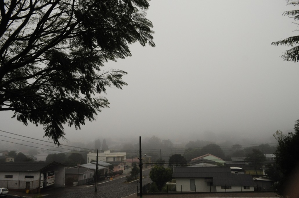 Frente fria provoca chuva em Santa Catarina nesta sexta-feira