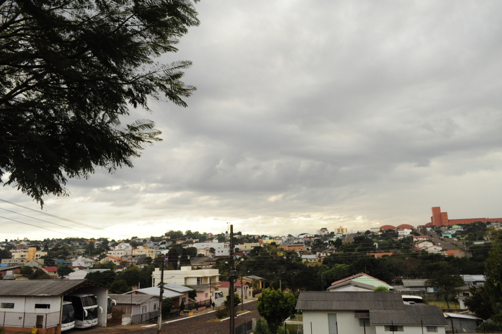 Quinta-feira tem nebulosidade e temperaturas amenas à tarde